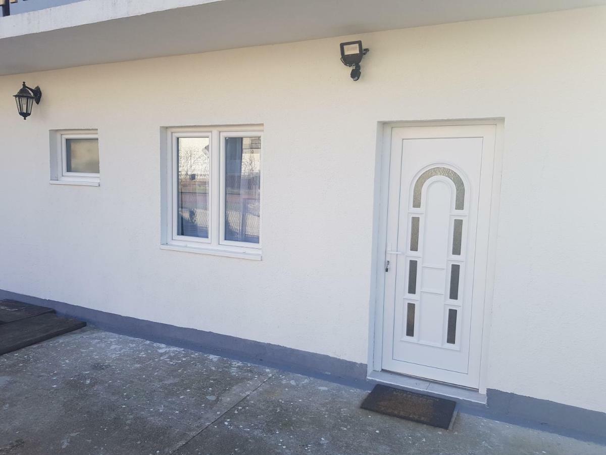 Apartmani Andrej Udbina Kültér fotó