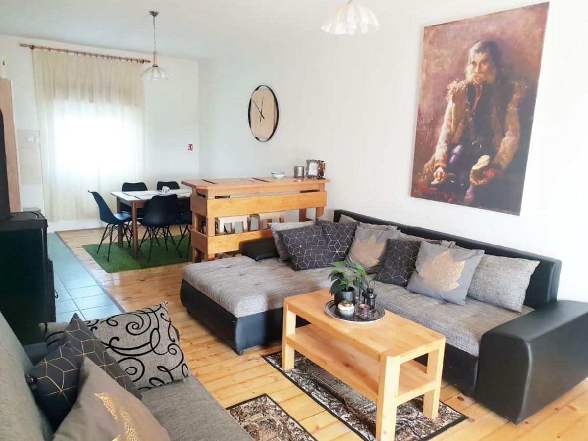 Apartmani Andrej Udbina Kültér fotó